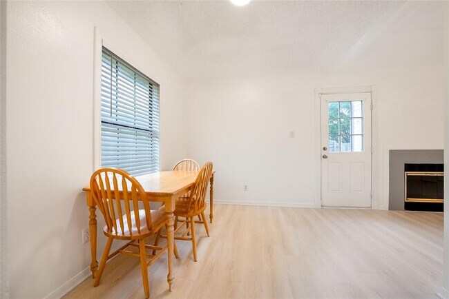Building Photo - 1702 Ireland Dr