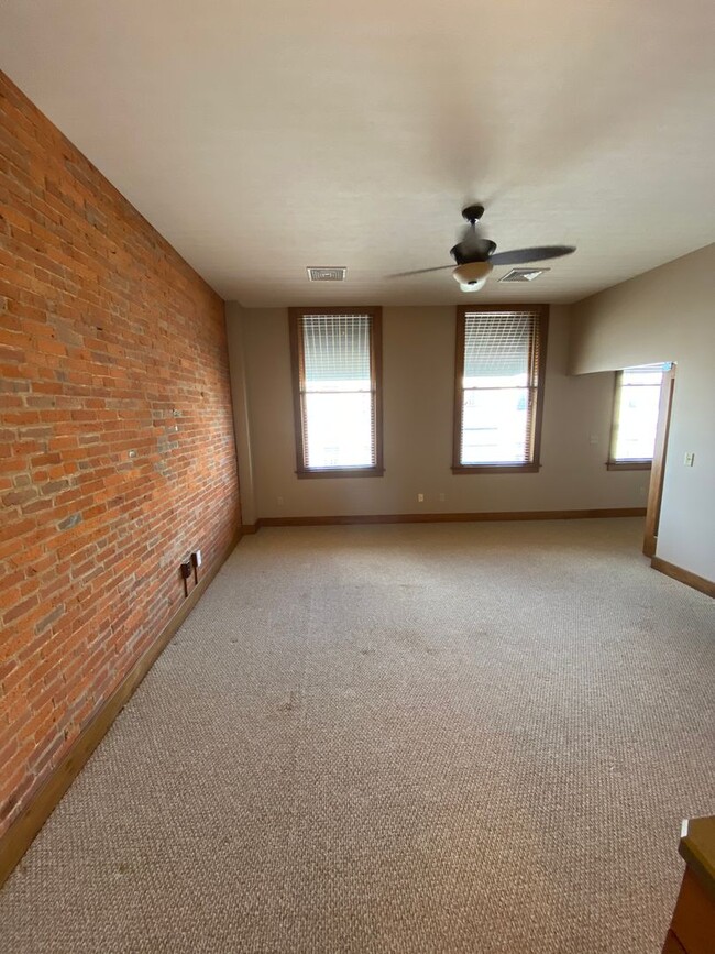 Building Photo - One Bedroom Apartment