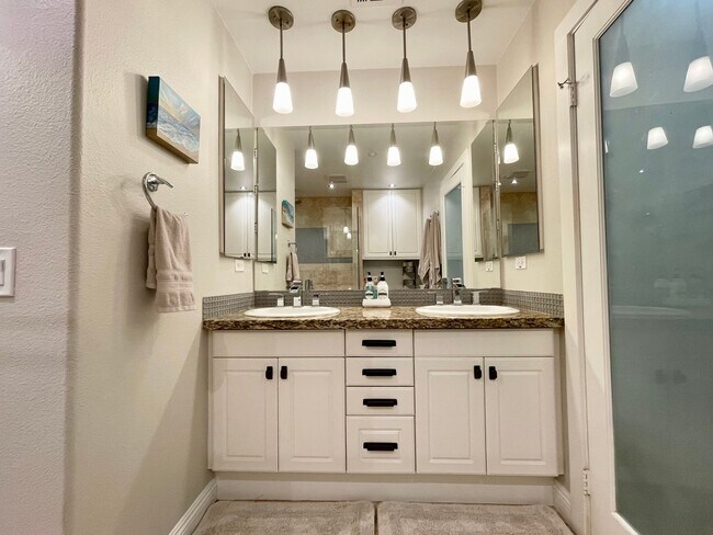Building Photo - Stunning 2 Bedroom/2.5 Bath Furnished Town...