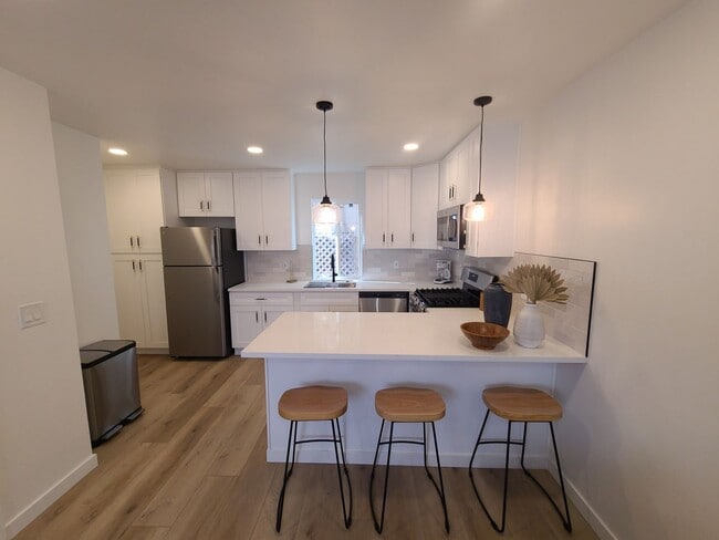 Building Photo - Newly remodeled and fully "furnished" 1 be...