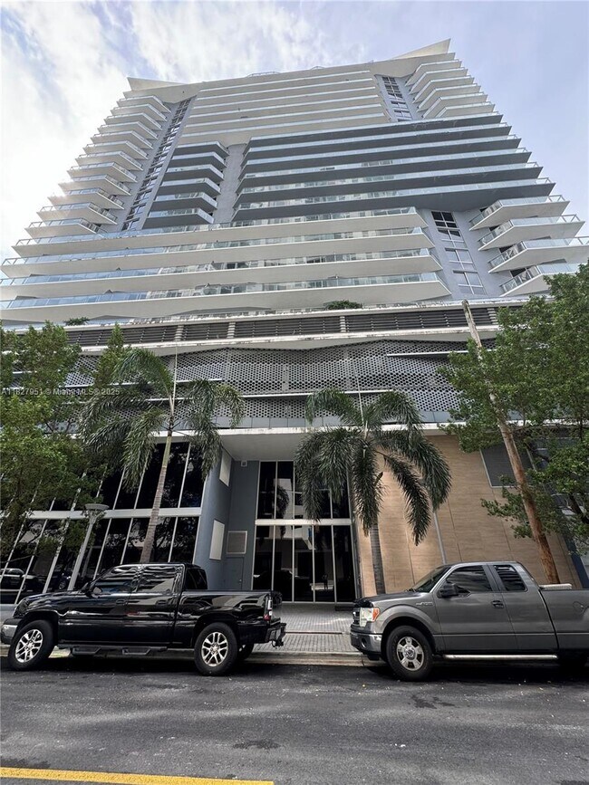 Building Photo - 1010 SW 2nd Ave