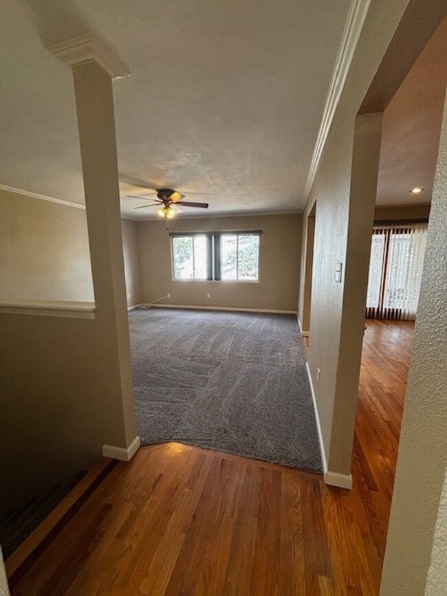 Building Photo - Cute 5 Bedroom 3 Bath Single Family Home
