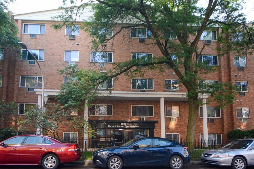 Primary Photo - 3825 N Pine Grove Ave
