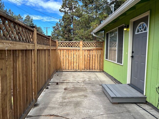 Building Photo - MOVE IN SPECIAL!  Remodeled 2 Bedroom 1 Ba...