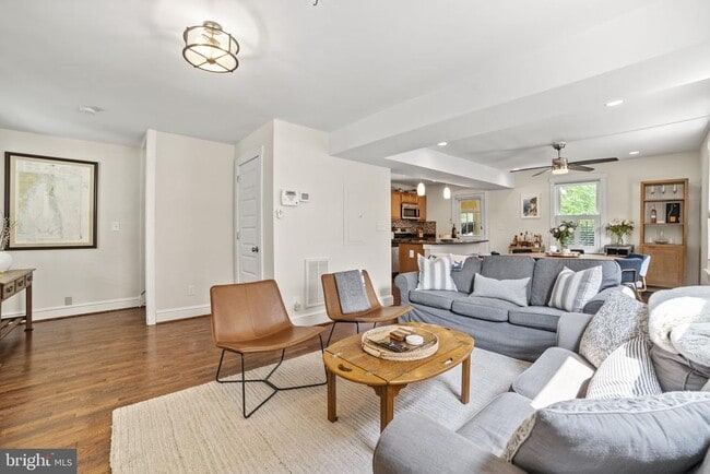 Building Photo - 102 E Linden St