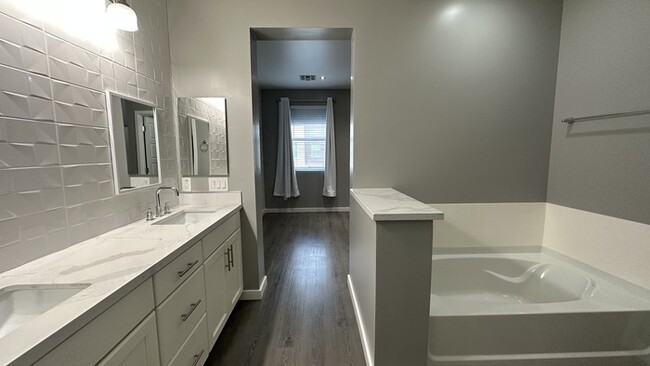 Building Photo - 3/2.5 Condo in Gated Complex