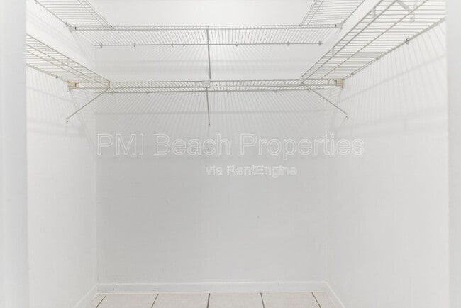 Building Photo - 345 W Laurel Dr