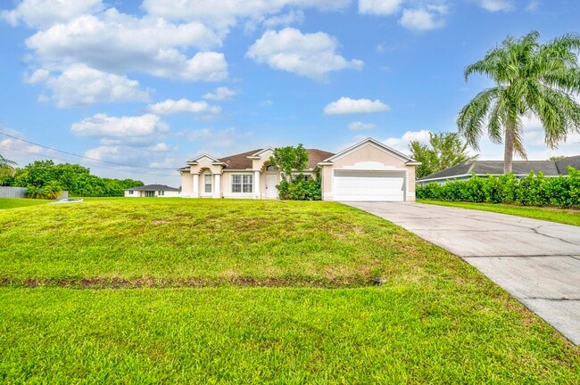 Primary Photo - 446 SW S Quick Cir