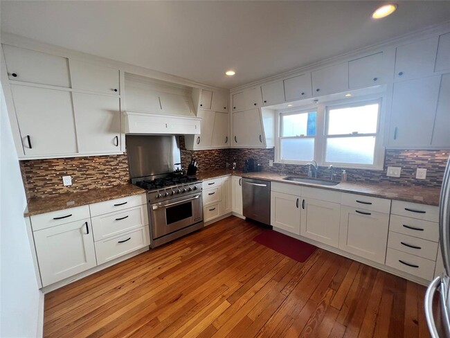 Building Photo - 1511 Chelsea Ln
