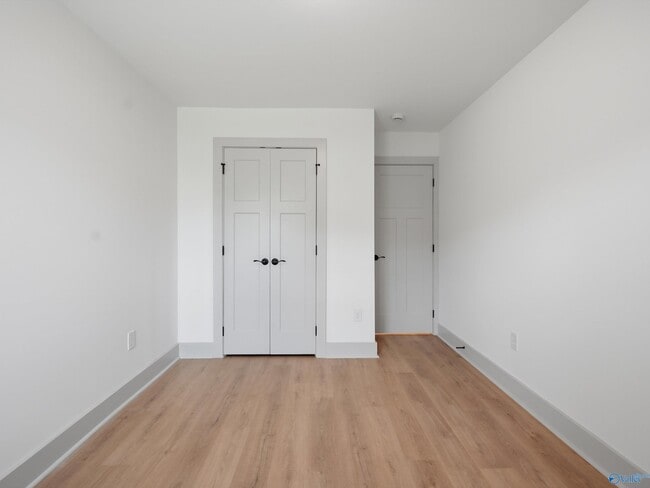 Building Photo - 8 Whispering Oak Dr SW