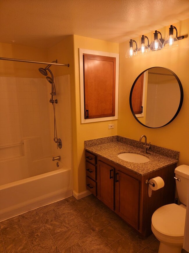 Building Photo - 3 Bedroom 2 Bath Condo