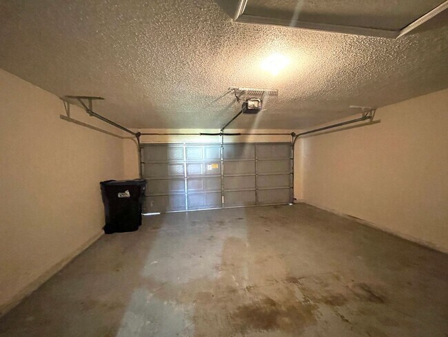 Building Photo - Cute 4/2 EAST Orlando Home in Wedgefield!