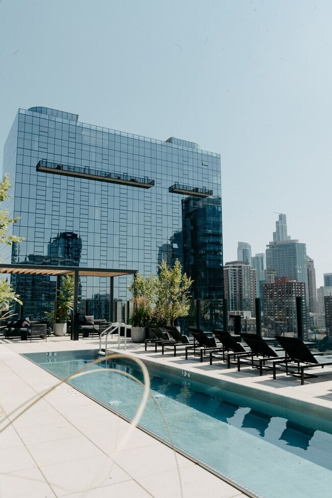 Building Photo - 755 S Clark St