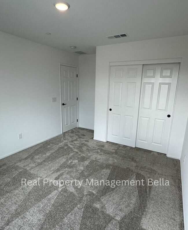 Building Photo - Modern Luxury Awaits: Discover Your Dream Home!