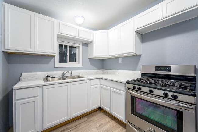 Building Photo - 407 W 6th Ave