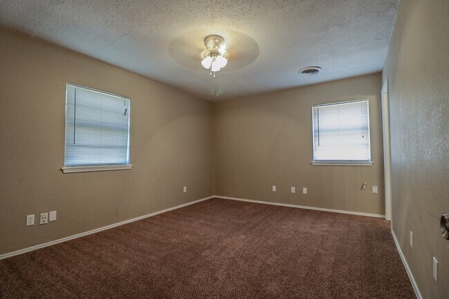 Building Photo - 3 Bedroom 2 Bath Home Ready 7/10!