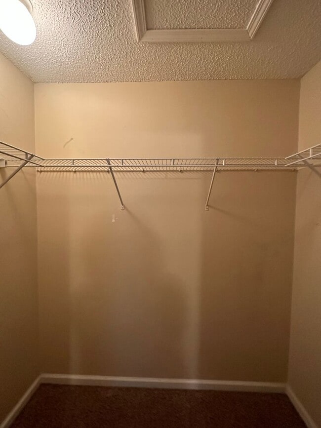 Building Photo - Dunwoody Subdivision - End Unit!  EXTRA PARKING!