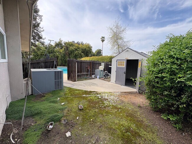 Building Photo - NW Visalia Home Near Country Club Available Now! *Private Showing Only*