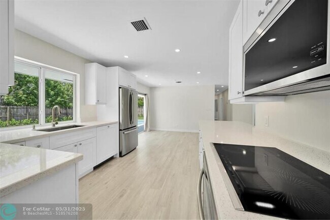 Building Photo - 2051 NE 60th St