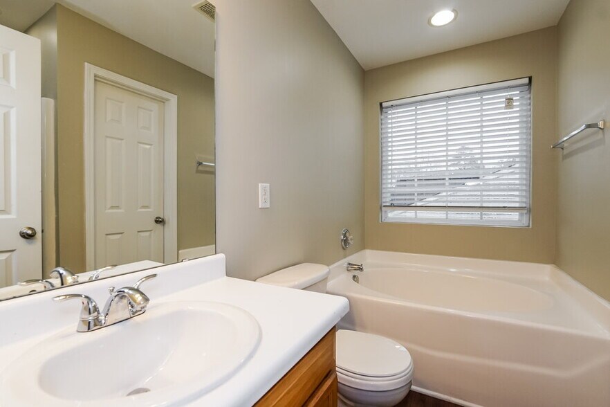 Building Photo - 3430 Idlewood Village Dr