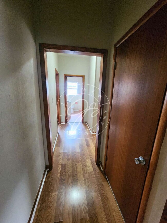 Building Photo - Unique 3-bedroom, 2.5-bath unit within a 4-unit complex offers over 1,100 square feet of living s...