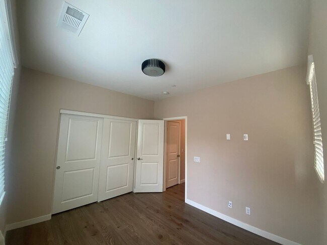 Building Photo - 4 Bedroom Town Home in Willow Heights Diam...