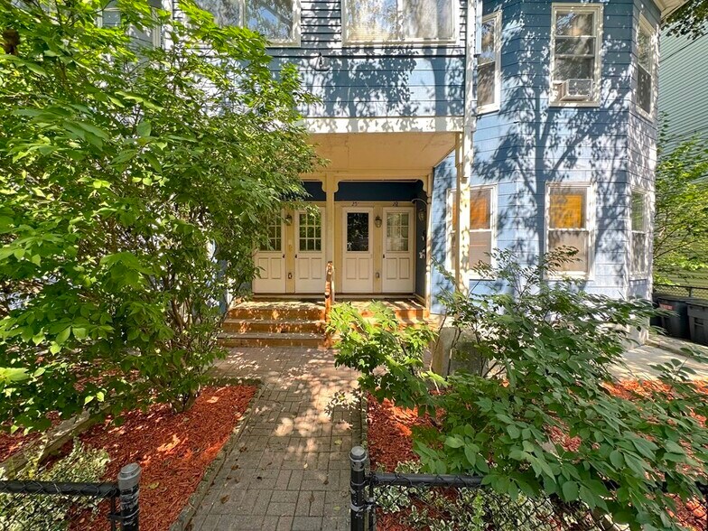 Building Photo - 25 Rossmore St