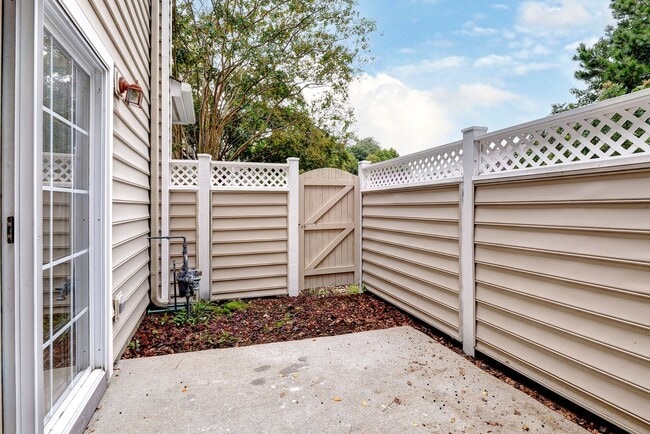 Building Photo - 130 Ellis Dr