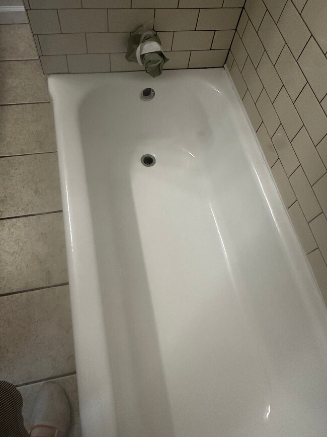 Refinish Tub - 959 E Mariposa St