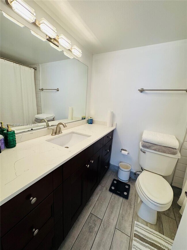 Building Photo - 18031 Biscayne Blvd