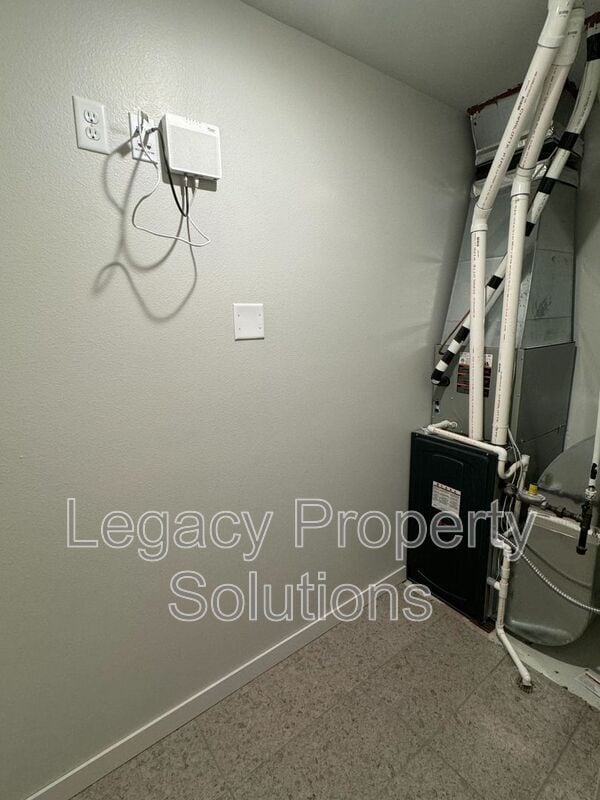 Building Photo - 220 E Greenfield Ln