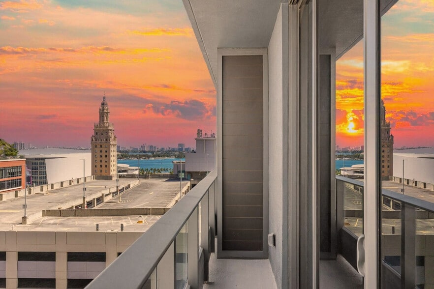 Building Photo - 501 NE 1st Ave