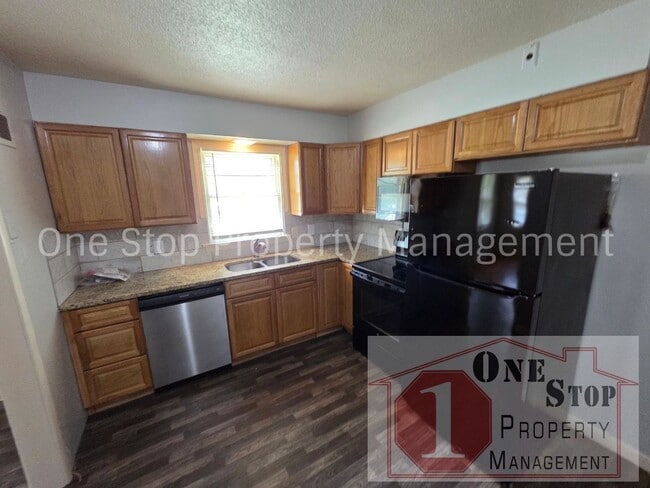 Building Photo - Beautiful 2 Bedroom 1 Bathroom in Lee Summit!