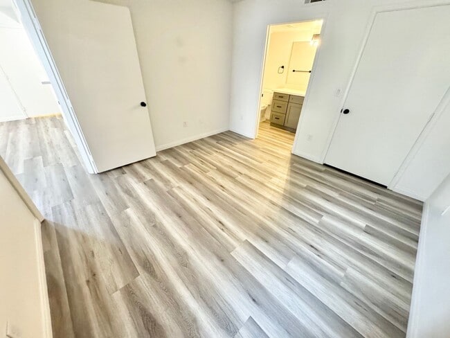 Building Photo - 2 Bedroom, 2 Full Bath Newly Renovated Con...