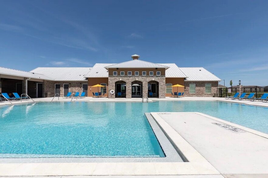 Building Photo - 305 Laredo Dr