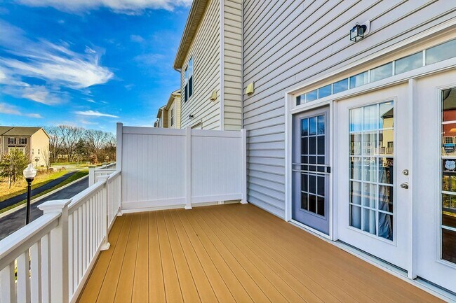 Building Photo - 3 bedroom, 2.5 bath Luxury Townhome in Market Square Subdivision!