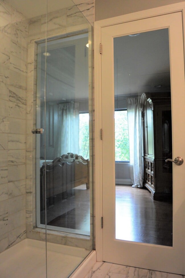 Building Photo - 328 Shoreline Rd