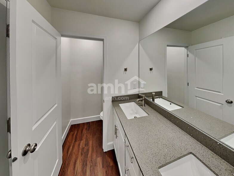 Building Photo - 11022 S Trocadero Ave