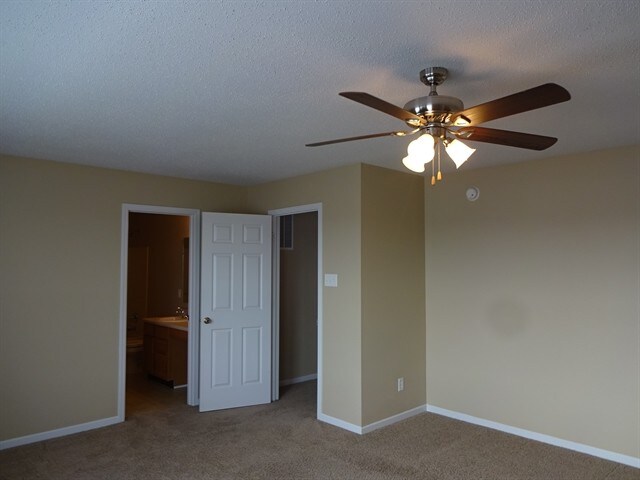 Building Photo - 489 Bourneside Dr
