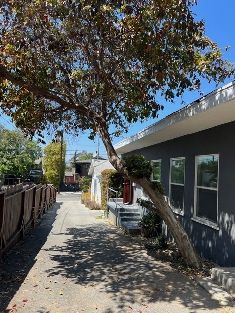 driveway - 952 1/2 Hyperion Ave