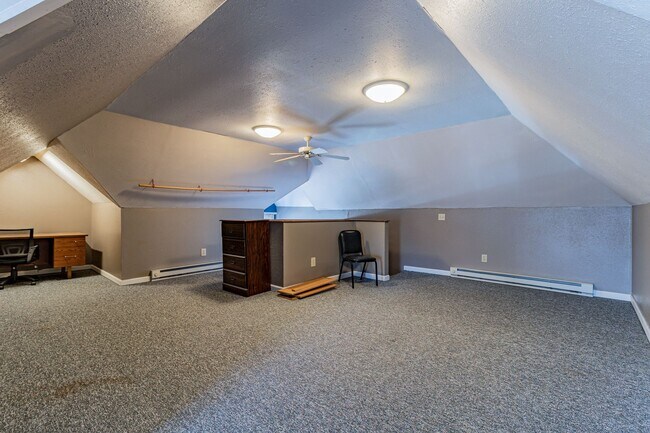 Building Photo - 5 bedroom, 2 bath home, close to U of I, MTD lines, local shopping & dining!! - Available August ...