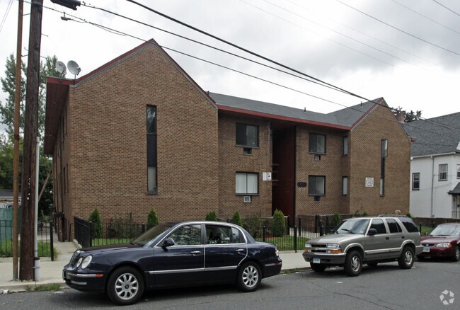 Primary Photo - 240 Oak St