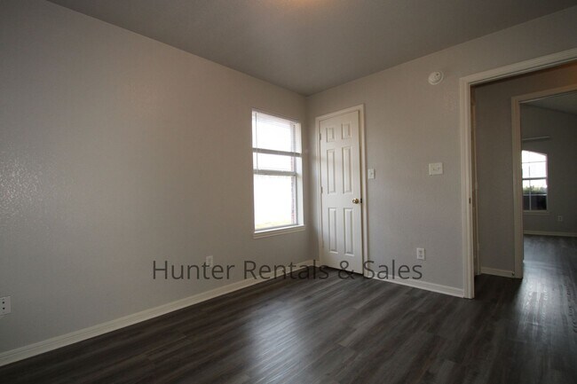 Building Photo - Conveniently Located!!!