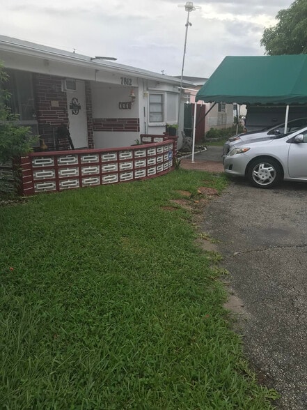 Front of House - 7812 Lasalle Blvd