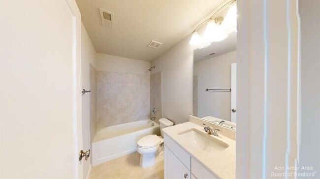 Building Photo - 2877 Rayfield Ave