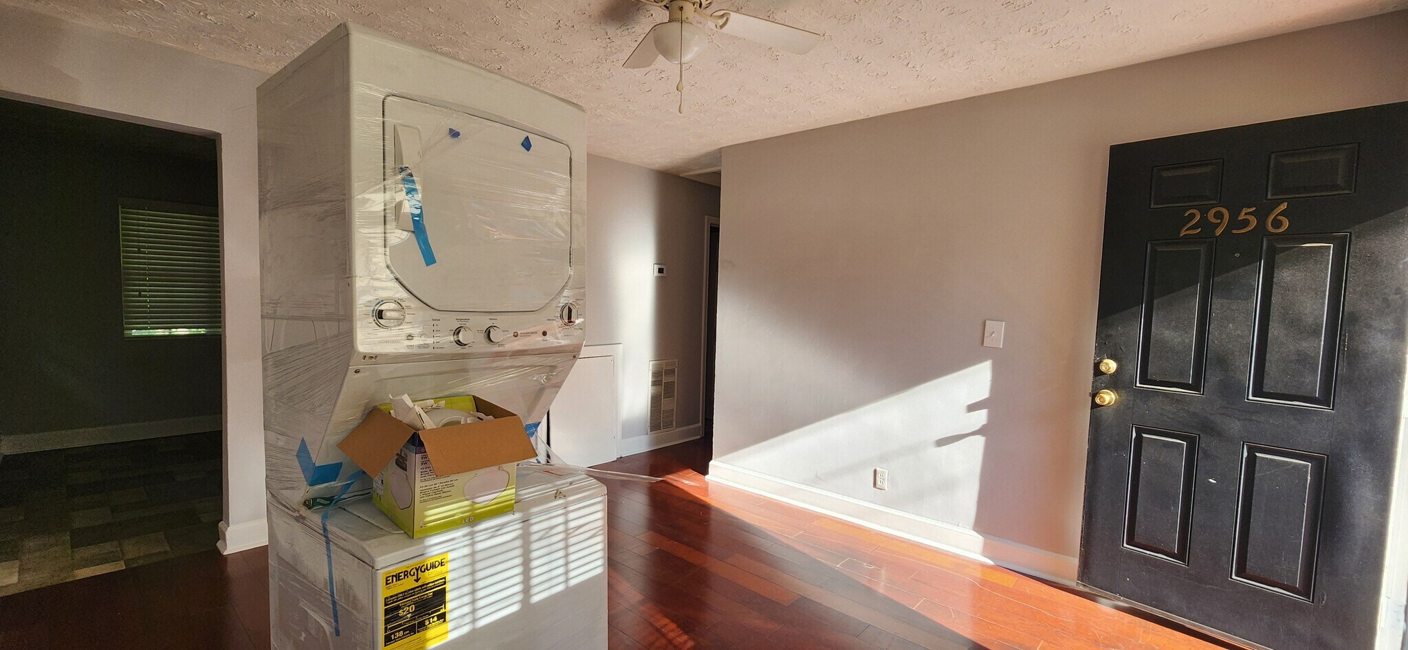 Building Photo - Room in Apartment on 8th St
