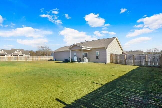 Building Photo - CHARMING ROSEWOOD HOME! 3 BR 2 BA w/ FENCED-IN BACKYARD