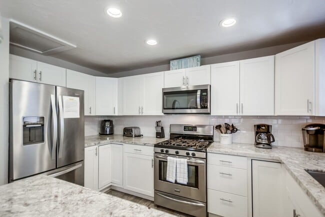 Building Photo - 824 Island Ct