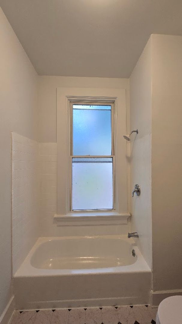 Building Photo - 2-BED SECTION 8 APPROVED