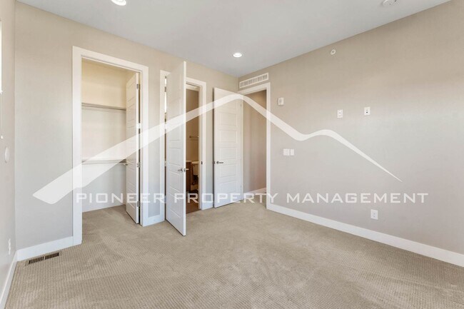 Building Photo - Fantastic Townhome with A Roof Top Patio, Attached Garage, and Central AC!